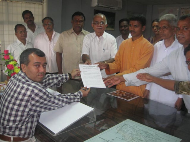 HJS members and Temple Trustees submitting memorandum to Dakshin Kannada District Collector